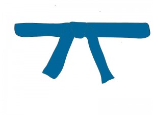 4. Kup - Der blaue Gürtel: Der aufstrebenden Sportler ist kein Anfänger mehr. Er verkörpert nun eine in den Himmel wachsende Pflanze.