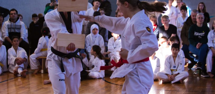 Bruchtest bei der ersten Gürtelprüfung des SSK-Taekwondo-Teams Kerpen