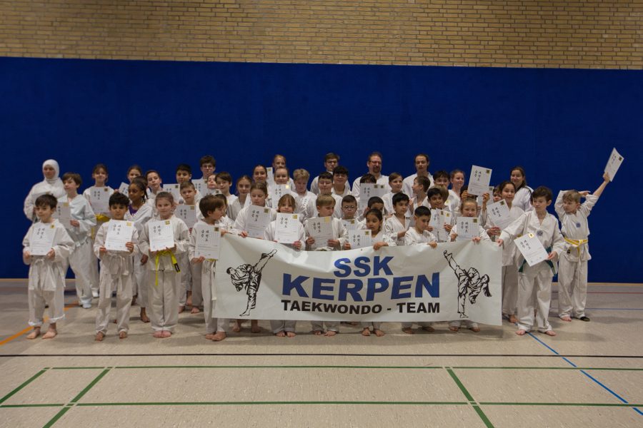Freude nach der bestandenen Prüfung beim SSK-Kerpen Taekwondo-team